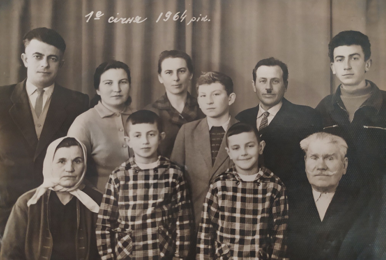 Сім’я Вальдманів (ліворуч угорі Василь)